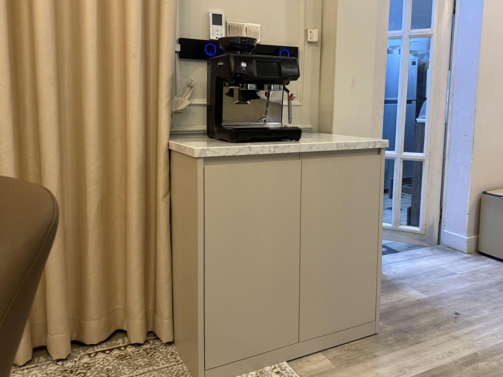 Custom HENF grade particle board cabinet with marble countertop and espresso machine. តុម៉ាស៊ីនកាហ្វេ ដែលប្រើប្រាស់ឈើកិន និងថ្មរម៉ាប់សប្បនិម្មិត